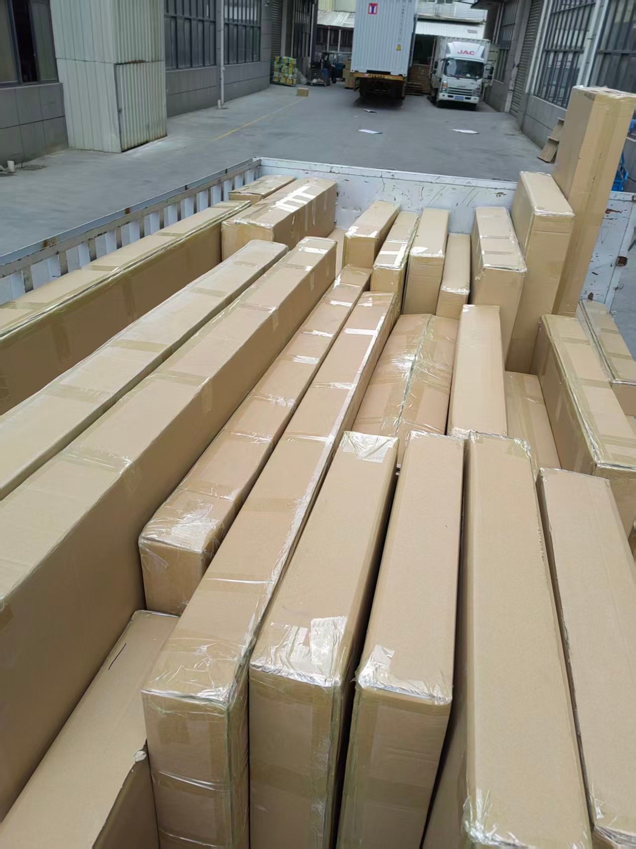 Truck Photos Before a Major U.S. Home Décor Style Show: What They Reveal About a Wholesale Mirror Supplier