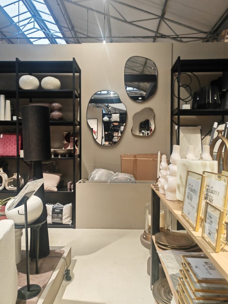 Mirrors Saudi Arabia: 2026 Trends, Materials & Oversized Wall Mirror Wholesale Guide