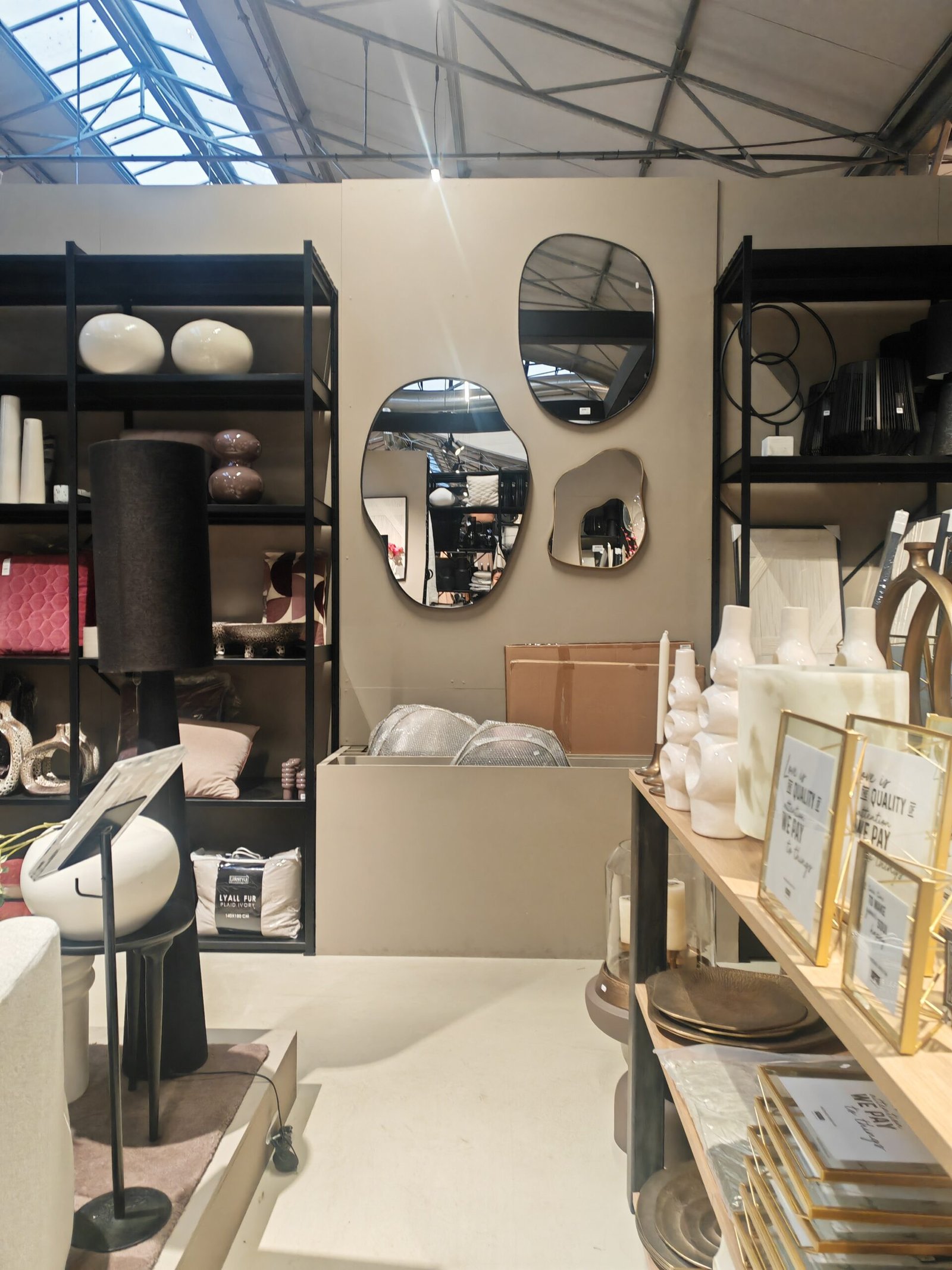 Mirrors Saudi Arabia: 2026 Trends, Materials & Oversized Wall Mirror Wholesale Guide