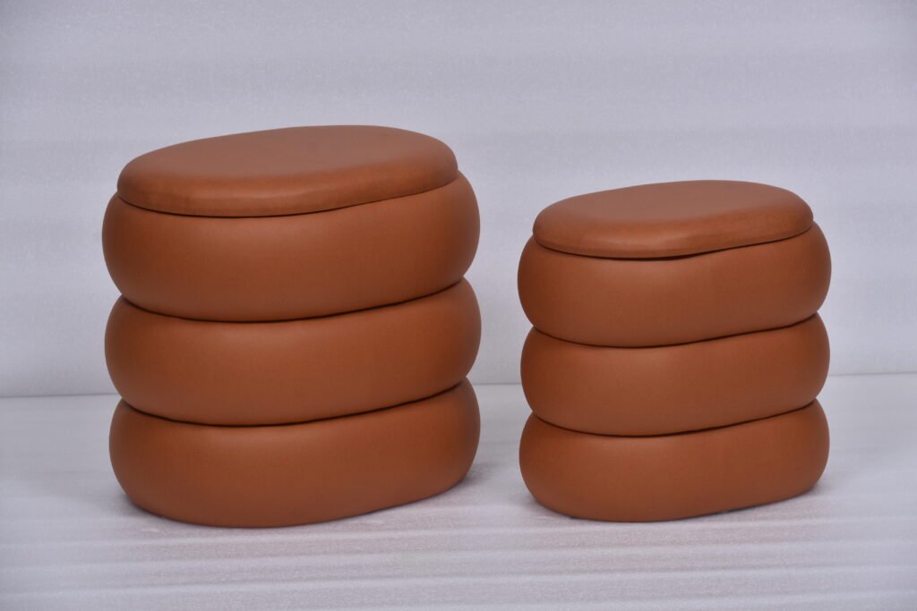 Boutique Hotel Ottoman | German Buyer Guide to Skirted, Bouclé & Plaid Ottomans (Contract-Ready)