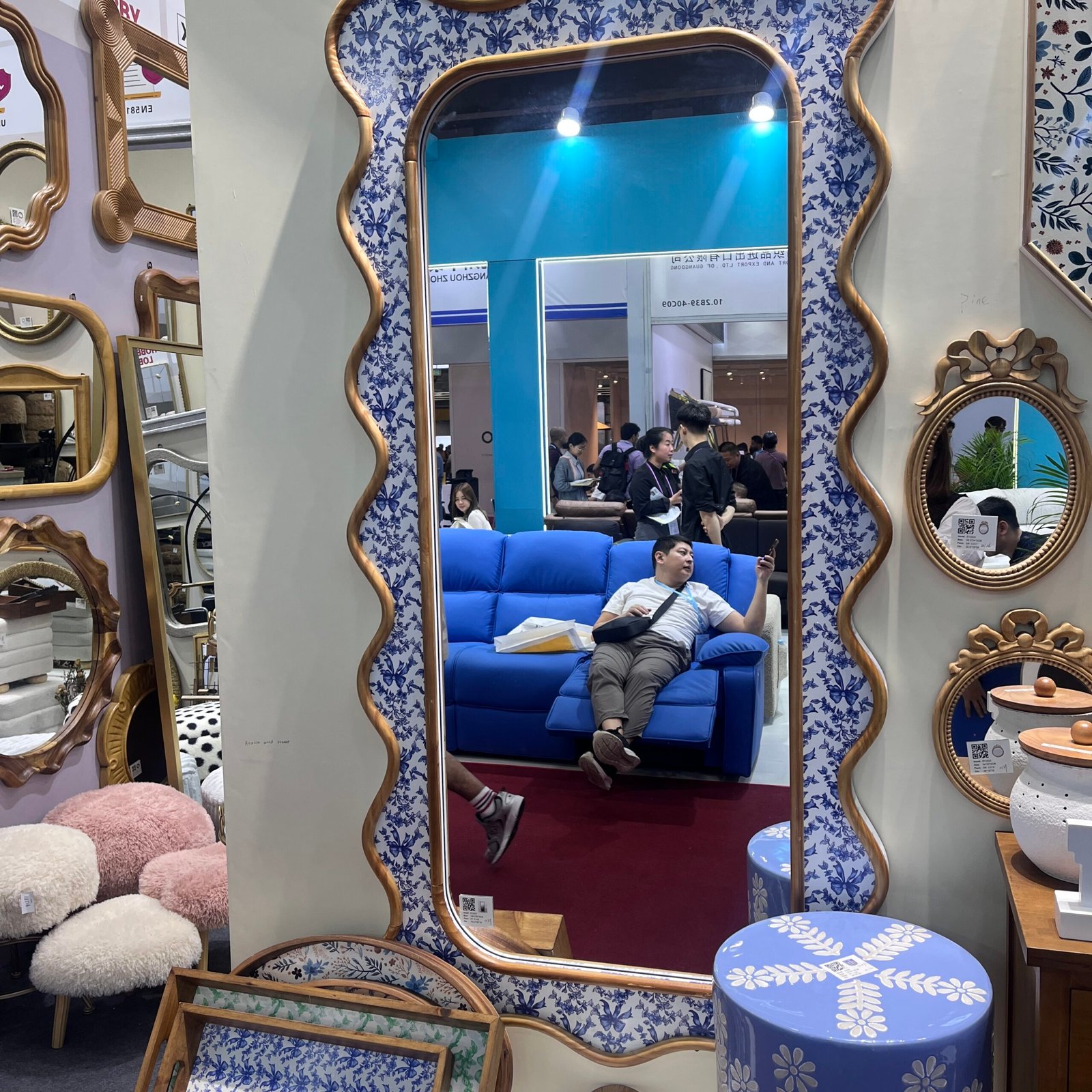 Mirrors UAE: Wholesale Wall Mirrors, LED Bathroom Mirrors & Retail-Ready Collections