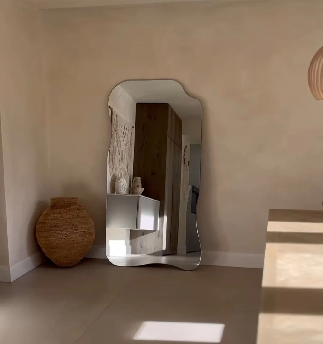 Oversized Leaning Mirror for Retail Buyers Wholesale Mirror Guide