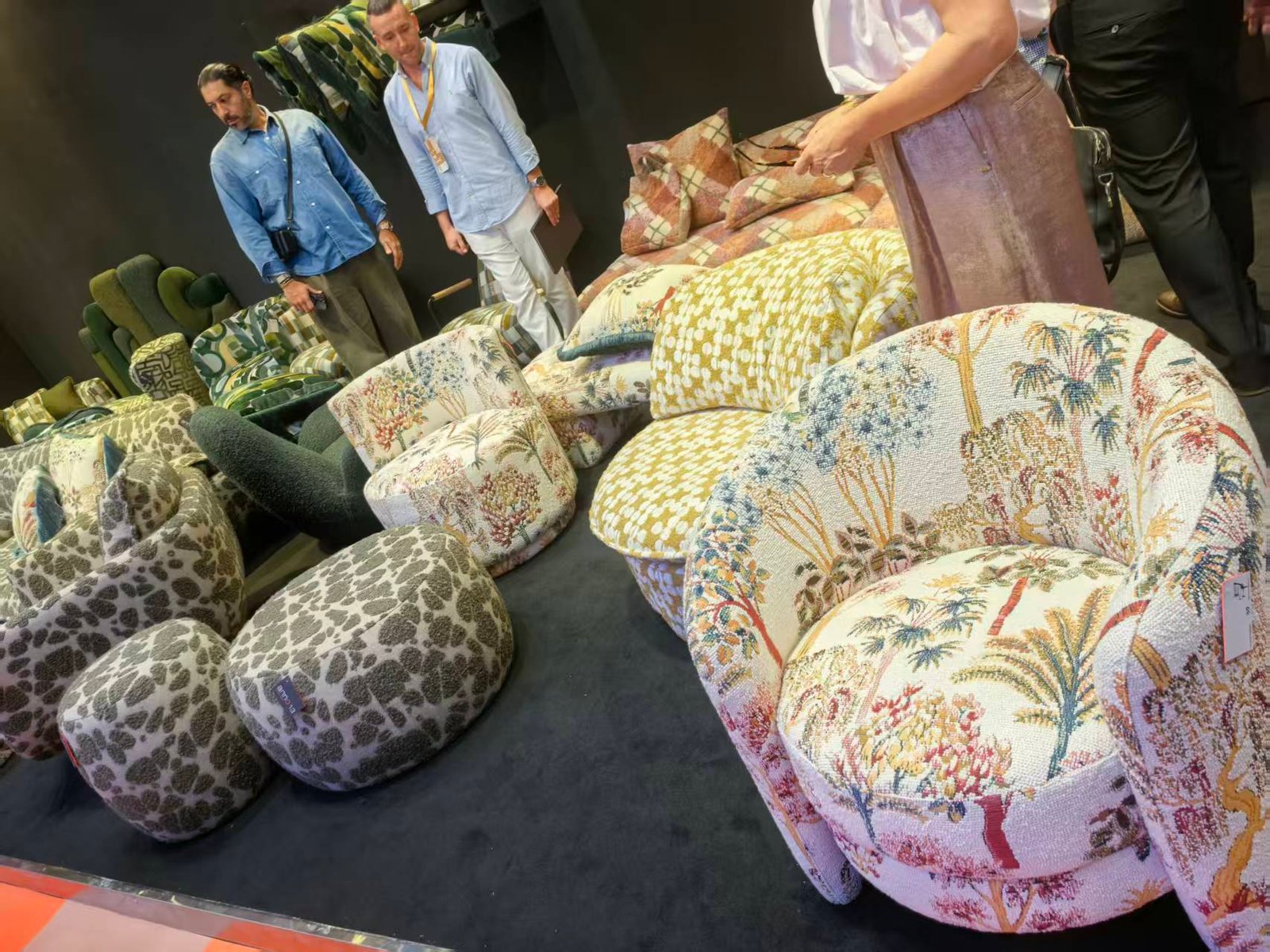 Tufted Storage Ottoman for Retail Buyers | Supplier & Sourcing Guide