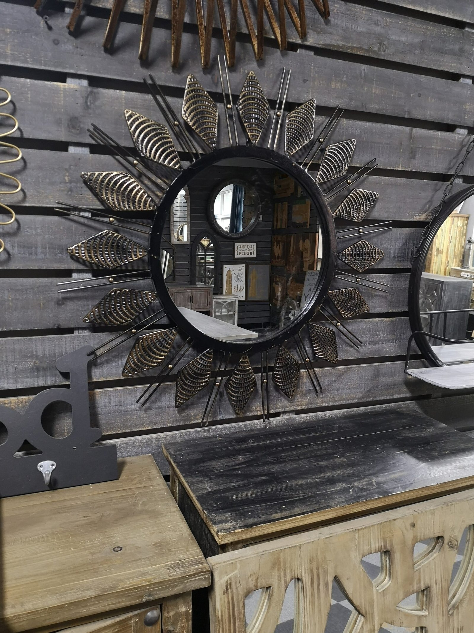 How Interior Designers Evaluate Materials & Finishes for Mirrors, Ottomans and Home Decor | Teruier