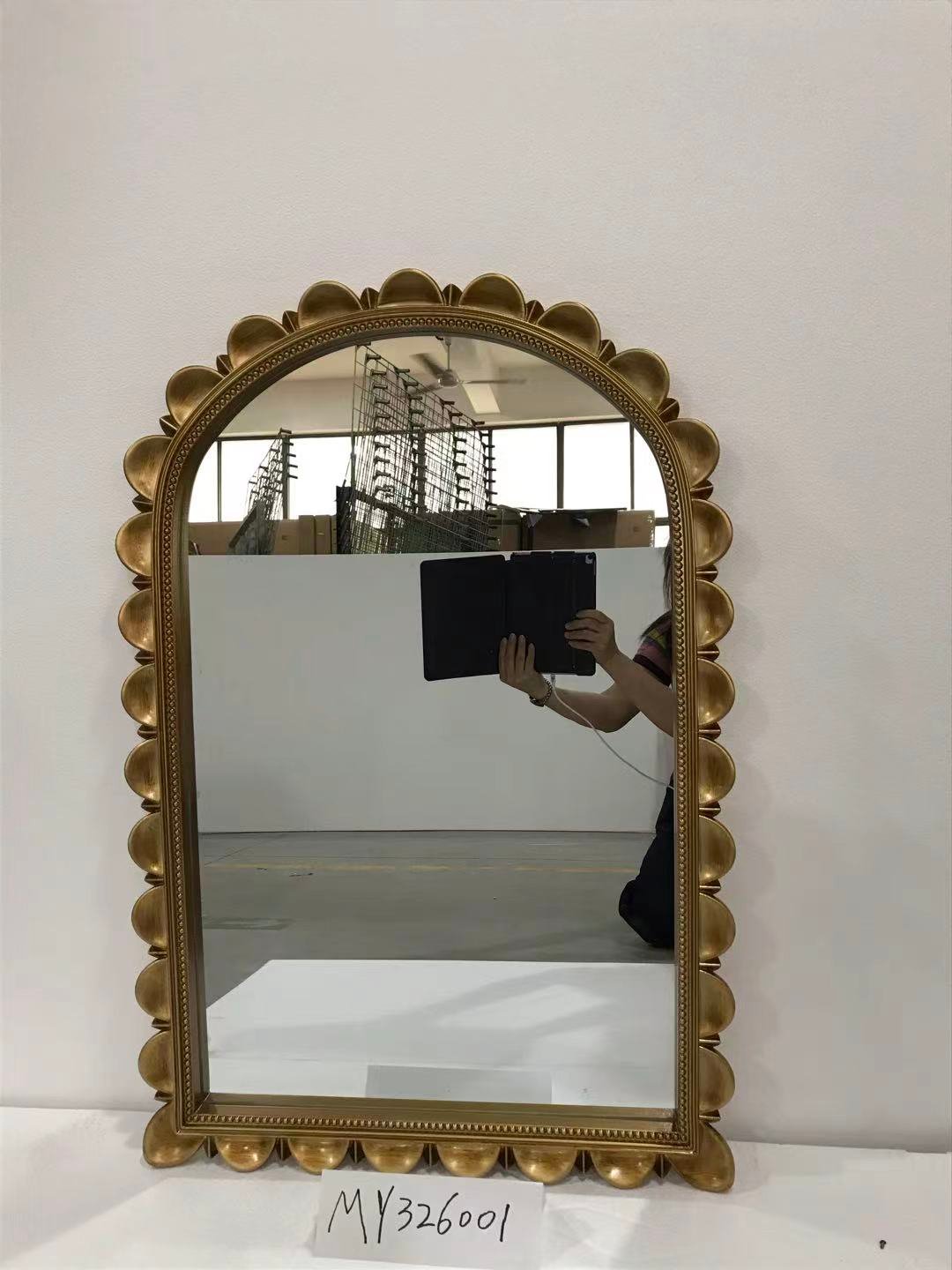 Mirror Wall Decor for German Buyers: Shelf Logic, Mixed Materials & Easy-to-Explain Home Décor